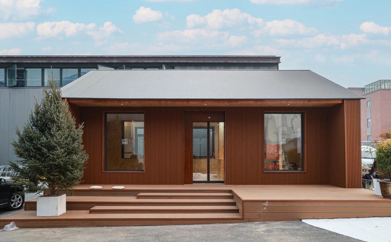 中建科技创新研发的“和美住宅”好房子是服务于国内及“一带一路”国家城乡居民的低层住宅产品。产品按照住建部好房子建设要求,基于中国建筑“好房子”营造体系打造,调研凝练“6633-六不六防三省三要”需求原声,形成以“工业化建造方式、混凝土结构底盘、定制化选型设计”为核心特征的“好房子”产品体系。有混凝土轻钢模壳、混凝土模块、混凝土构件三种结构底盘,均为无柱大空间设计,可灵活分隔空间布局,满足用户对房间数量和大小的个性化需求,其抗震、防火、防水、隔音等性能均符合国家相关标准。