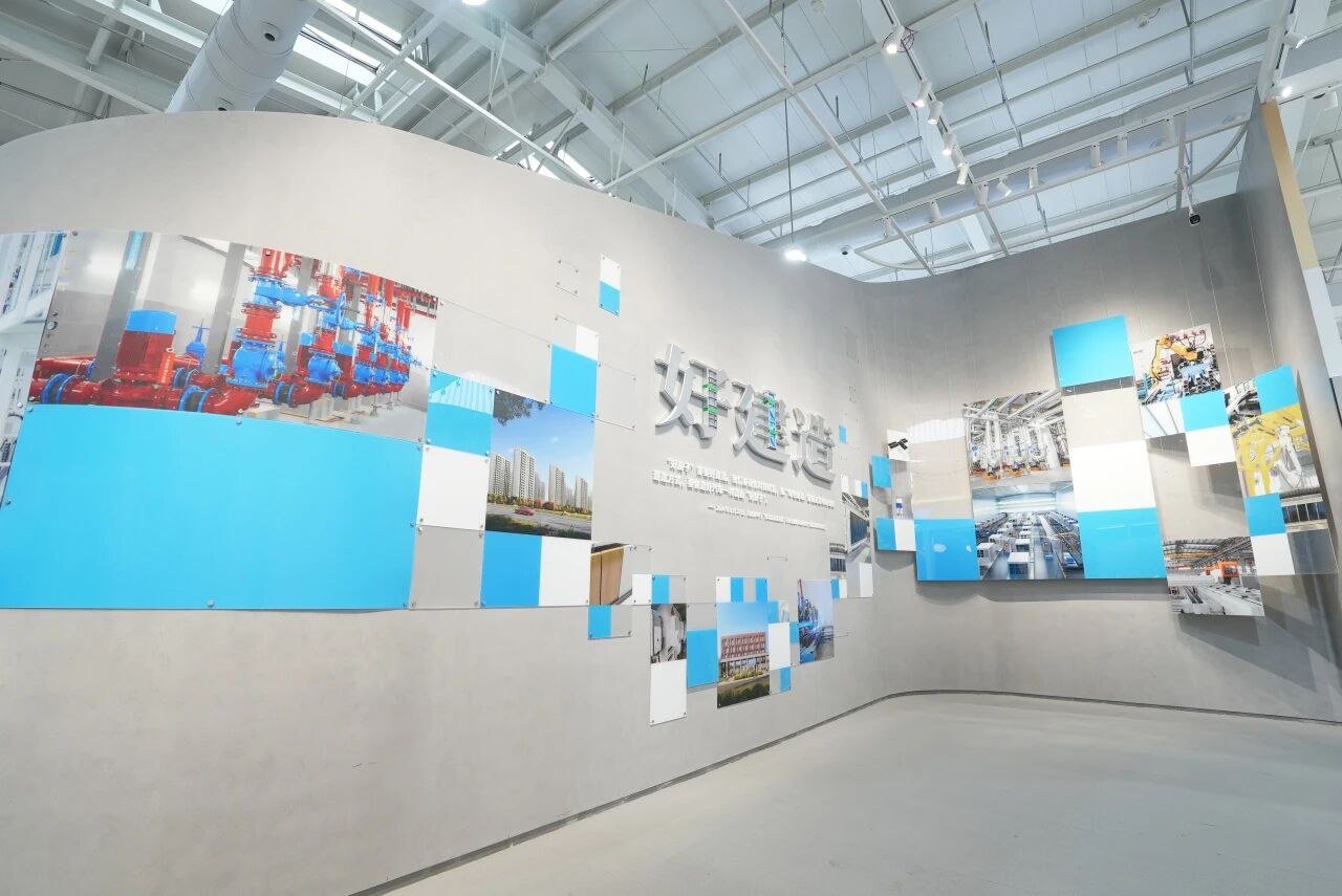 好建造展区包含结构体系、部品部件、工业智造、绿色低碳四大组团以及装配式装修产业化样板区,汇聚 41 项展品,系统性地展示了从“建筑骨骼”到“建造单元”,从“智能制造”到“绿色愿景”的完整脉络,生动呈现了一座好房子从图纸到建成的完整过程,诠释了“像造汽车一样造房子”的先进理念。