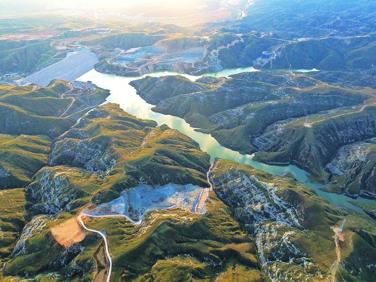 中建三局参建的榆林黄河东线马镇引水工程主线正式通水。项目是榆林有史以来投资规模最大、输水线路最长、引调水量最大的水利工程,也是陕西省“十三五”“十四五”时期的重大基础设施项目和重点建设项目。项目输水线路干支线全长 160.53 公里,年最大引水量 2.9 亿立方米,建设内容涵盖取水工程、五级大型泵站、黄石沟沉沙调蓄水库及输水所需的隧洞、渡槽、暗涵、输水管道等设施。项目通水将为榆林建设世界一流高端能源化工基地、破解水资源短缺瓶颈提供战略支撑,开启“引黄入榆”新局面。
(张明磊)