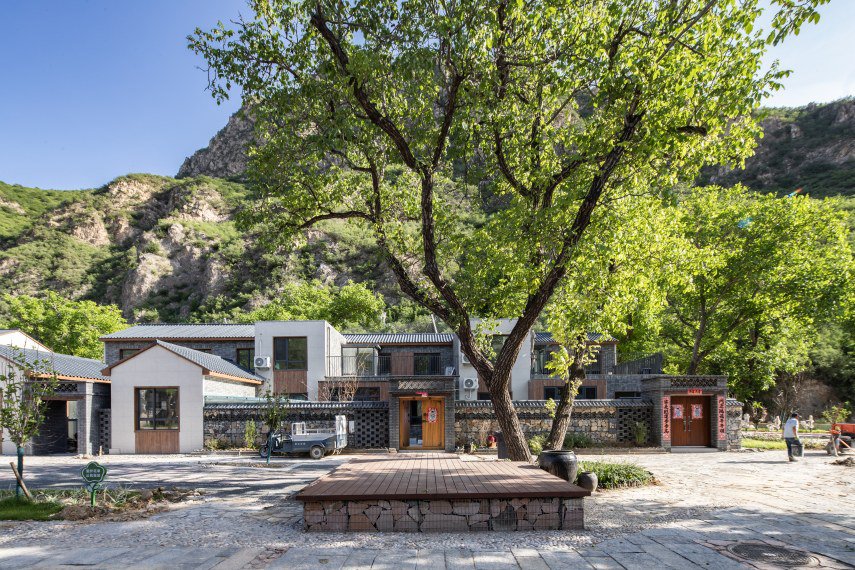 沿河口村核桃树下的乡村舞台