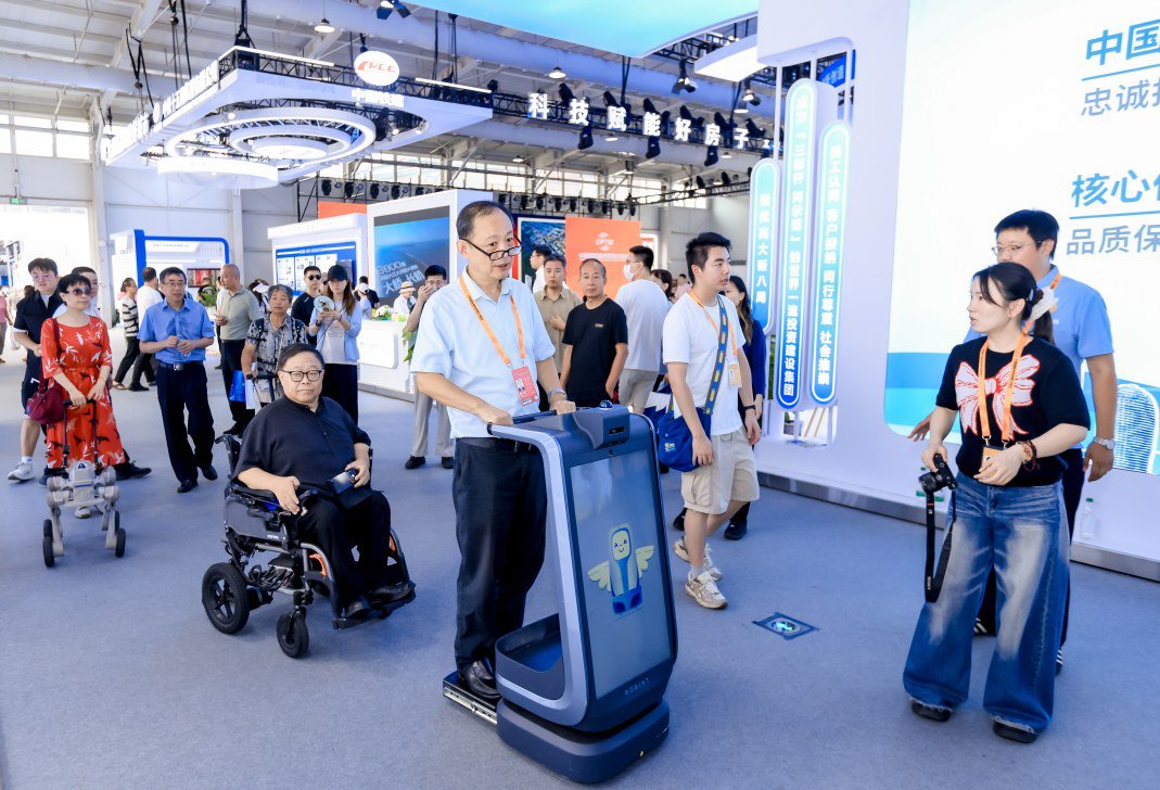 服贸会现场的无障碍服务机器人群成为“顶流”明星