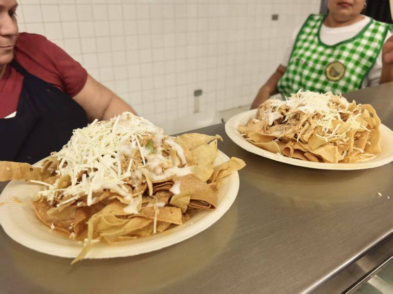 当地食物油炸香蕉片和玉米片