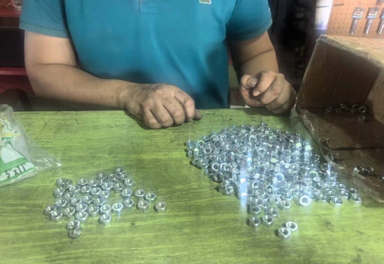 在一个偏远小店买到了需要的螺帽