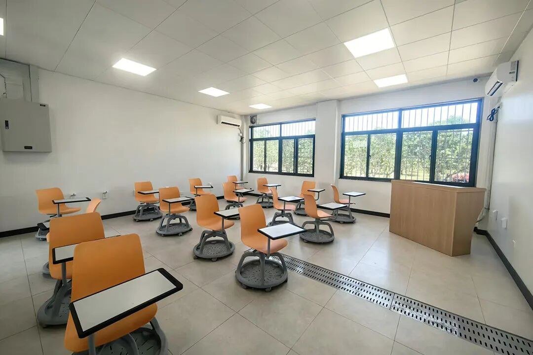 之前的旧校舍之前的旧校舍建成后的新校舍建成后的新校舍