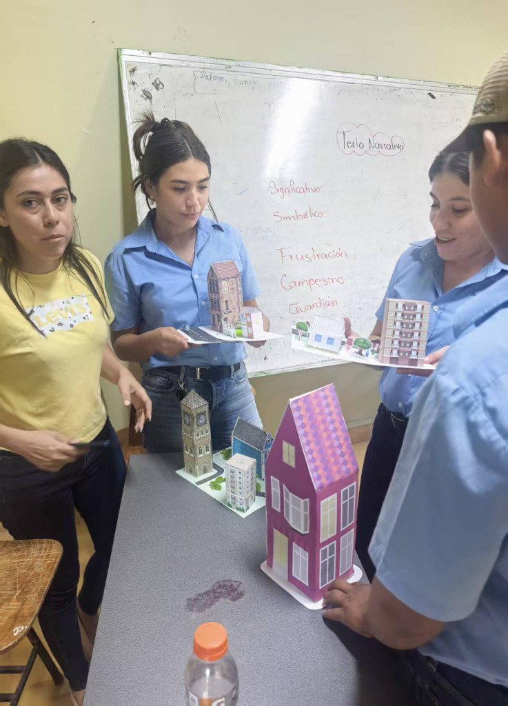 学生们和杨正猛探讨模块建筑