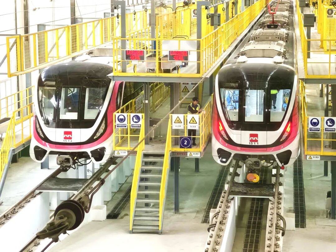 深圳地铁13号线列车
苍昭高速五将连接线桂江特大桥
扩建后的京台高速齐济段
西安地铁15号线车辆