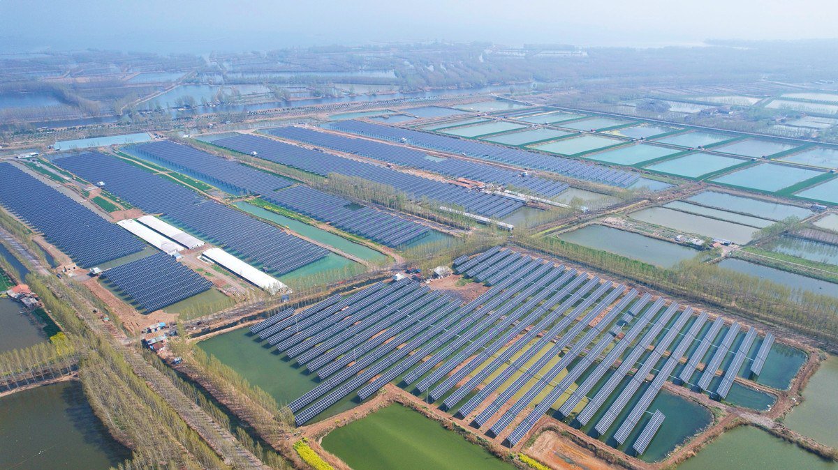 中建三局承建的华润电力沛县智慧能源光伏基地项目(二期第一批)全容量并网发电。项目位于江苏省徐州市沛县,采用“渔光互补”发电模式,二期第一批建成后每年可发电约 4500万千瓦时,板下每年可产出渔业养殖产品约 600吨。项目在助力“双碳”目标的同时,极大提高土地(水域)资源利用率,创造双重经济收益,激活乡村振兴内生动力。
(雷笑、龚伟丽)