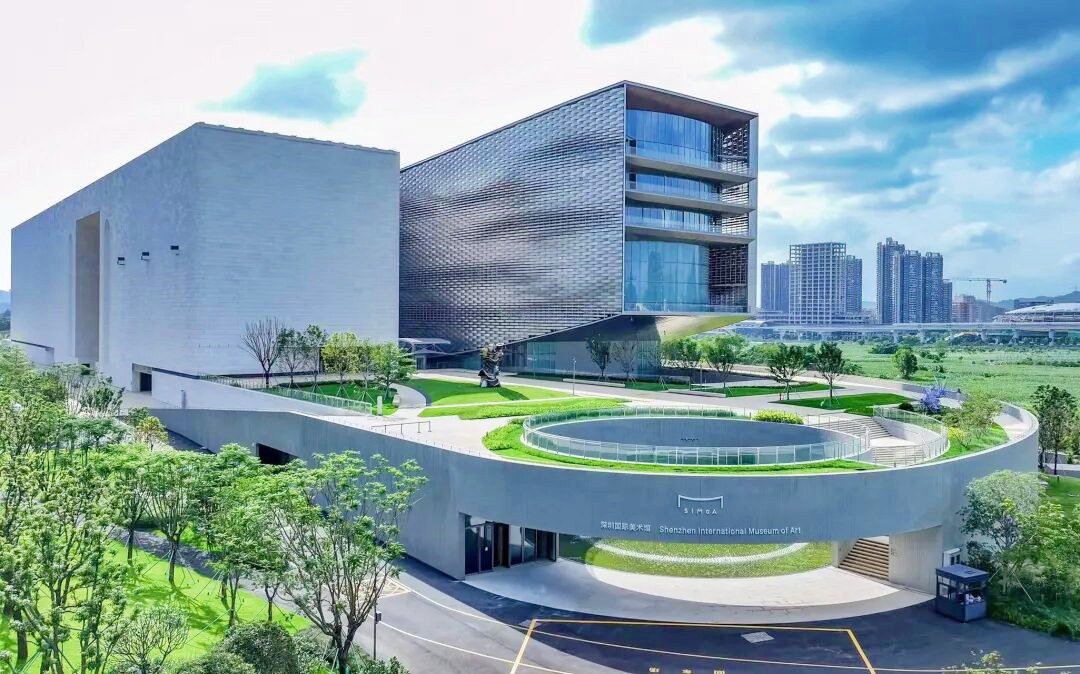 中建一局华南公司承建的深圳国际美术馆开馆。深圳国际美术馆以“同舟共济”为设计概念,建筑体块形似两艘方舟错落并排,钢结构总重达 1.64万吨,内设 15 个国际标准展厅、一座 700 座室内剧场与户外剧场、200 座报告厅及艺术文献中心。作为深圳市“新时代重大文化设施”之一,项目致力于打造粤港澳大湾区的艺术创新策源地与国际文化交流枢纽。
(谭紫成)
